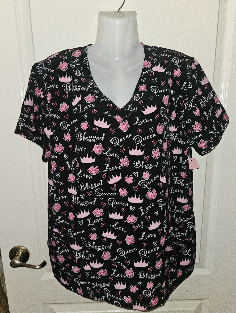 Devine stretch scrub Top Queen Love ❣️ Hearts Black Base 2 Pockets L